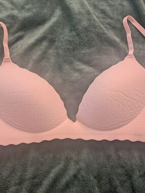 Tahari Seamless Beige T-Shirt Bra with Scalloped Edge